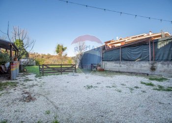 Casa all\'aperto - Attività Commerciale Via Madonna Del Ponte
 
38, Fara Filiorum Petri - foto 15