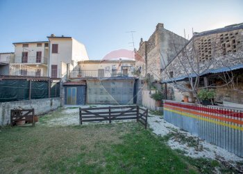 Giardino - Attività Commerciale Via Madonna Del Ponte
 
38, Fara Filiorum Petri - foto 17