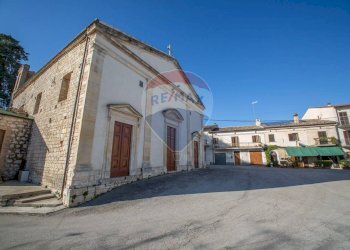 Casa all\'aperto - Attività Commerciale Via Madonna Del Ponte
 
38, Fara Filiorum Petri - foto 24