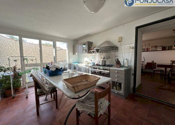 Cucina in taverna con accesso indipendente - Villa Spinarosa, Montignoso - foto 12