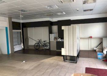 Foto 1 - Commercial Activity via tosco romagnola
 
1, Cascina - photo 1