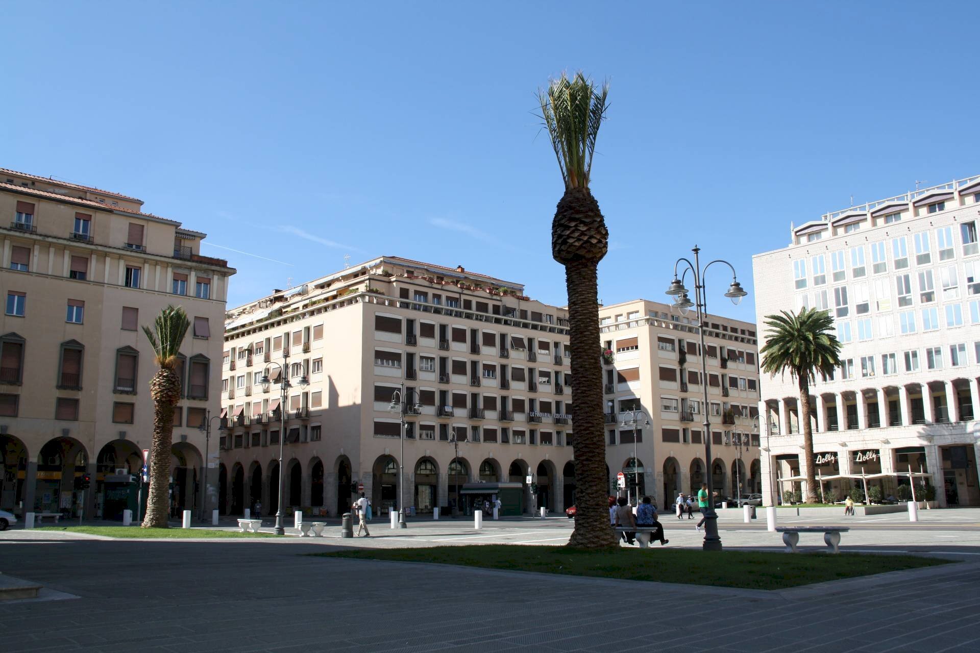 Foto 3 - Attività Commerciale Largo Fratelli Rosselli
1, Livorno - foto 3