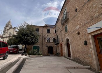 Edificio all\'aperto - Casa semi indipendente corso Garibaldi
 
9, Ripabottoni - foto 2