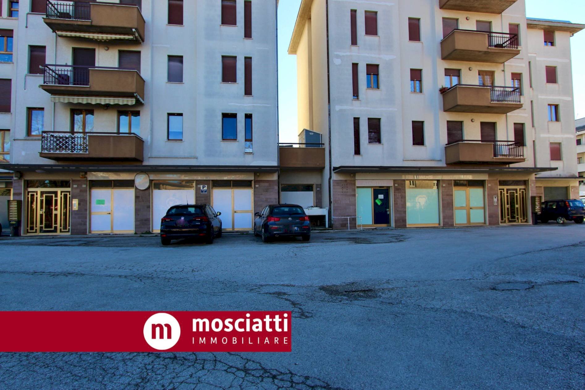 Foto 2 - Locale Commerciale Via A. De Gasperi, Matelica - foto 2