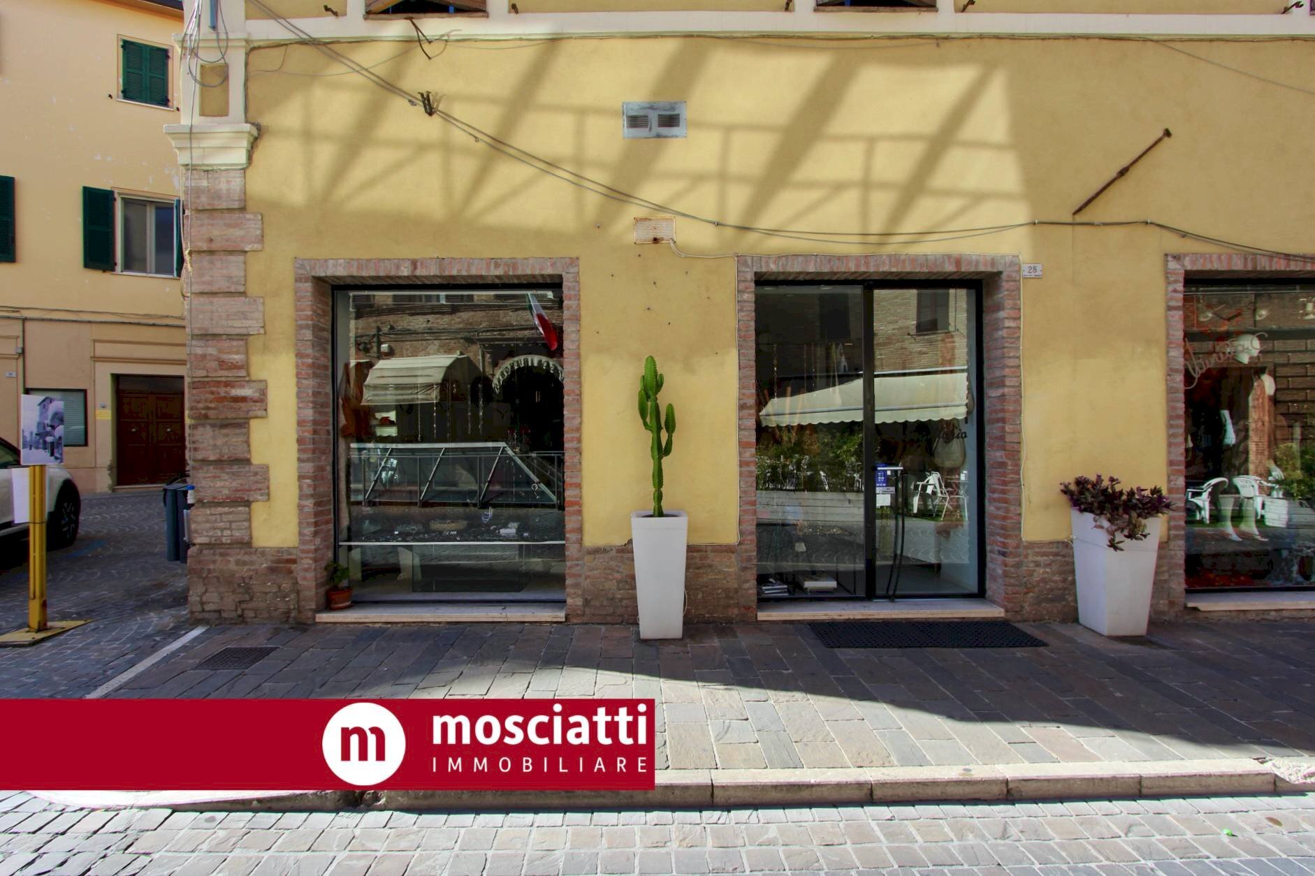 Foto 1 - Commercial Premises Corso Vittorio Emanuele
 
28, Matelica - photo 1