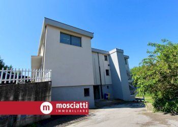 Foto 3 - Locale Commerciale Via Tagliamento, Castelraimondo - foto 3