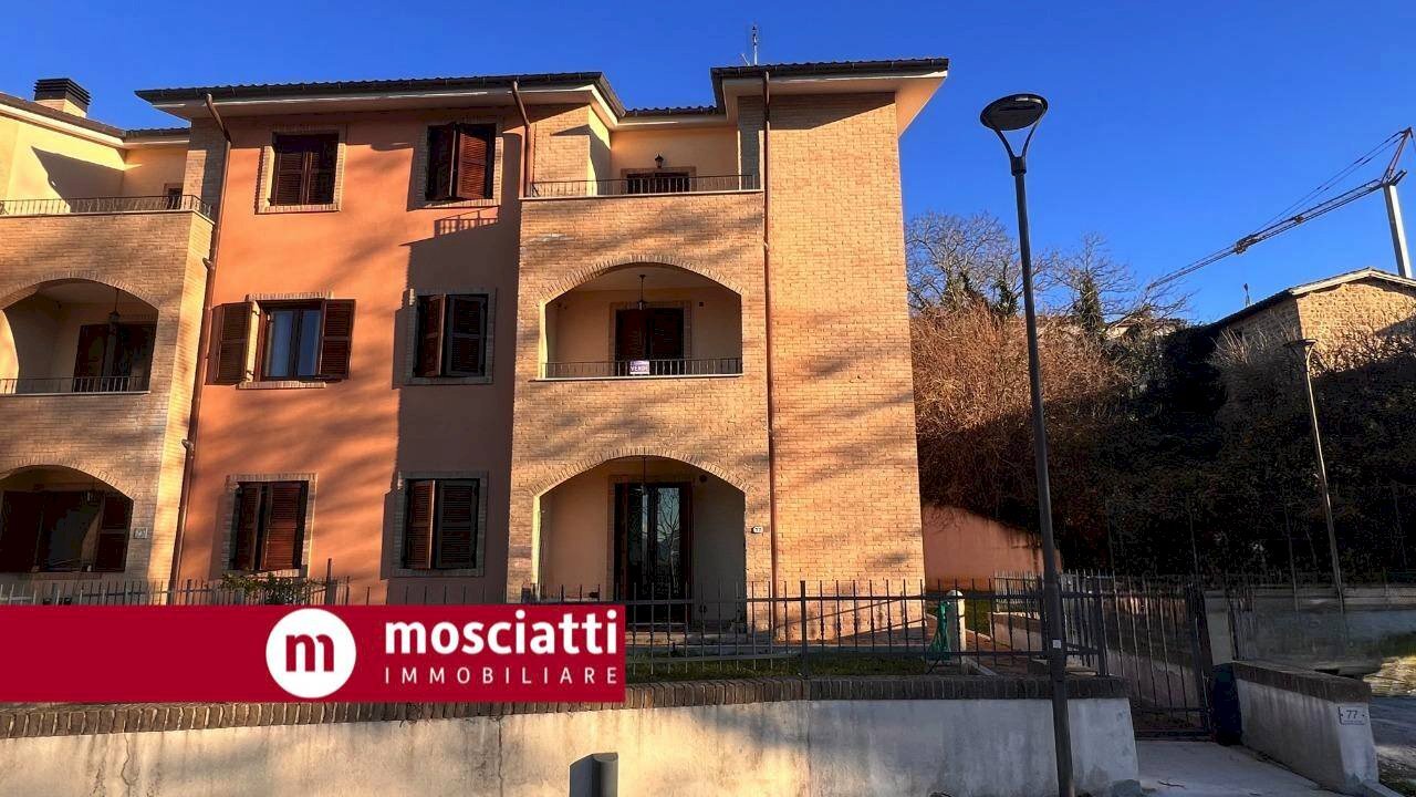 Foto 3 - Stabile - Palazzo Frazione Collina
77, Castelraimondo - foto 3