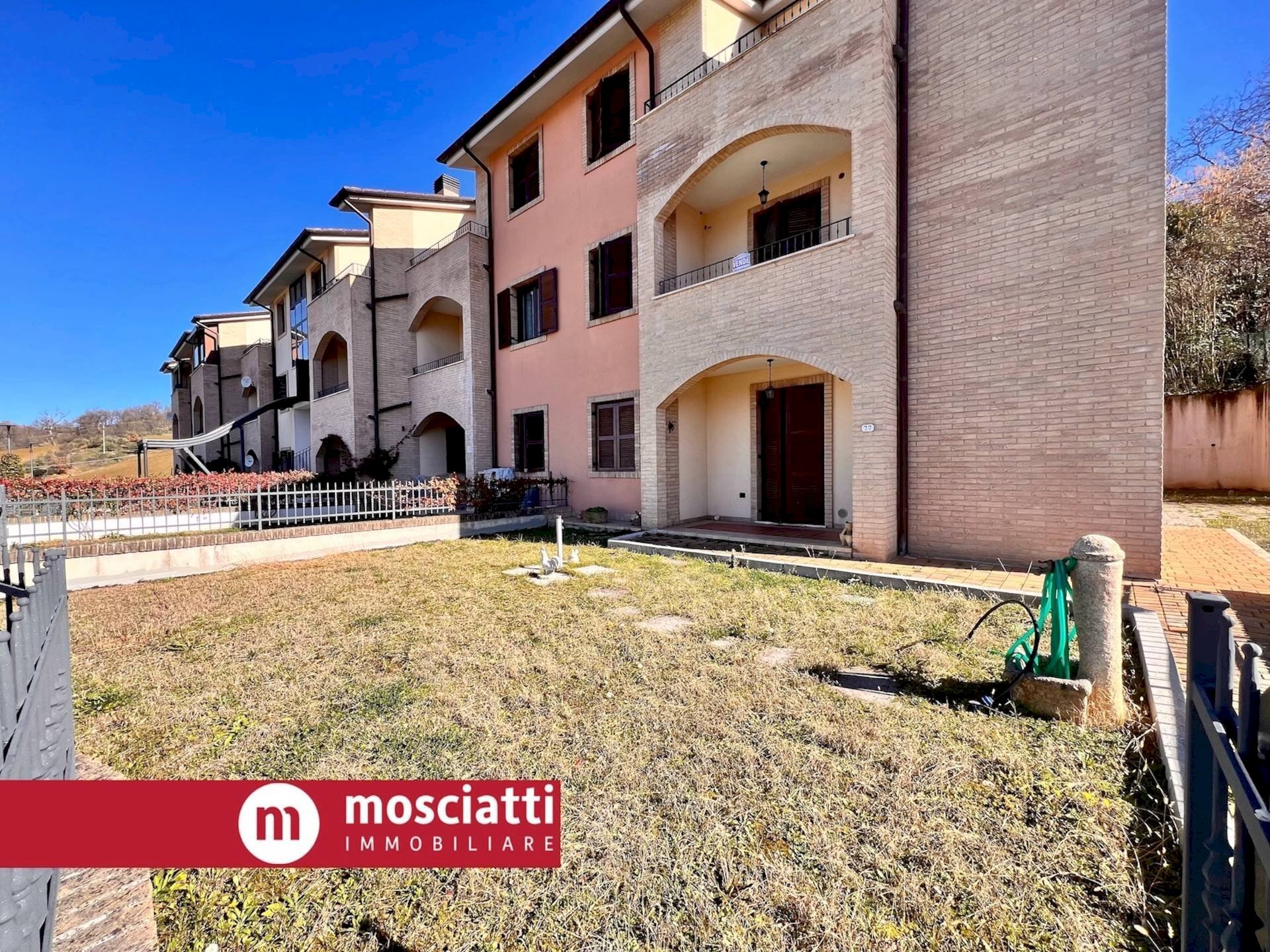 Foto 1 - Stabile - Palazzo Frazione Collina
 
77, Castelraimondo - foto 1