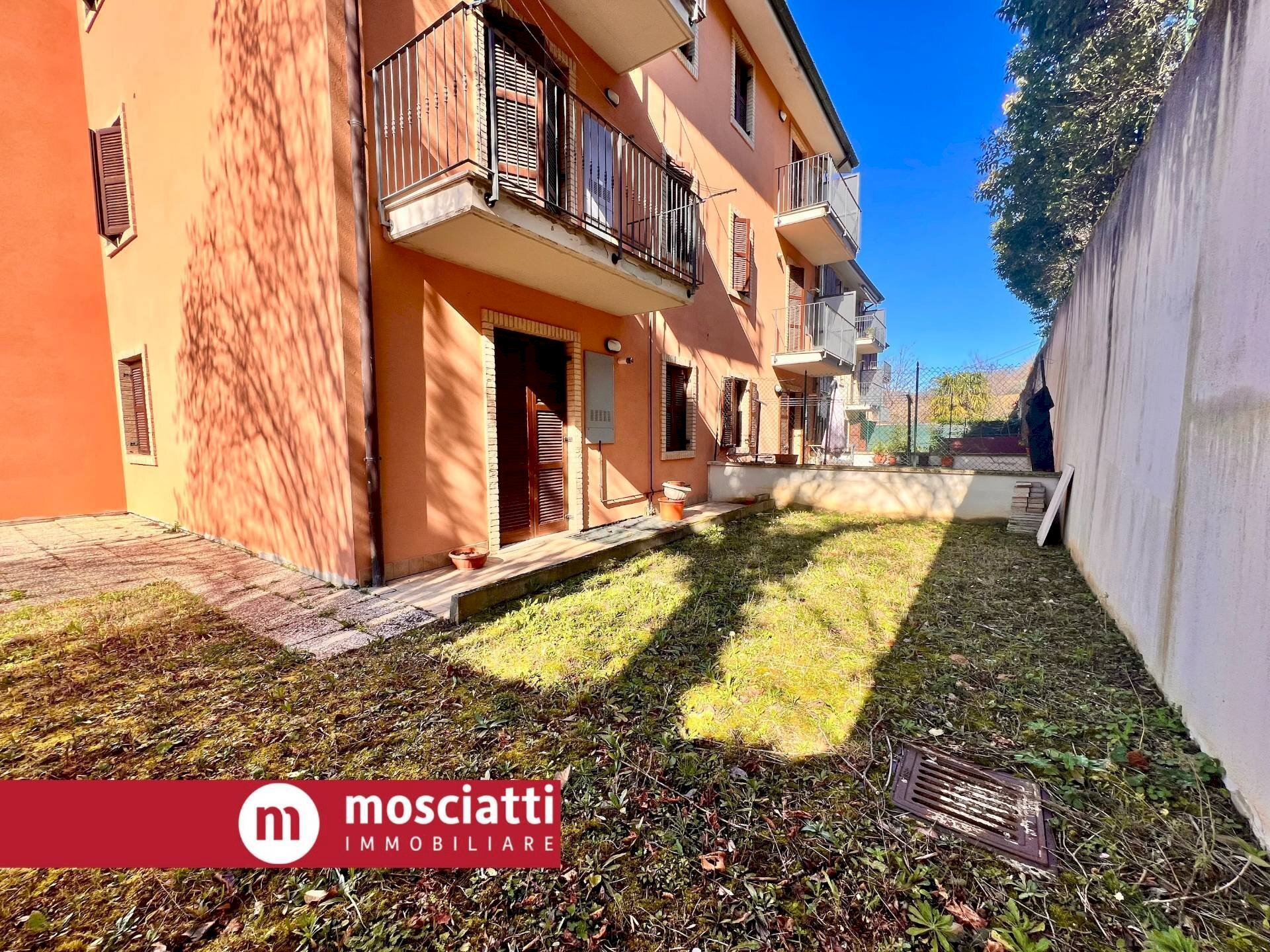 Foto 2 - Stabile - Palazzo Frazione Collina
77, Castelraimondo - foto 2