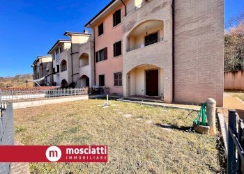 Foto 1 - Stabile - Palazzo Frazione Collina
 
77, Castelraimondo - foto 1