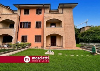 Foto 1 - Stabile - Palazzo Frazione Collina
 
77, Castelraimondo - foto 1