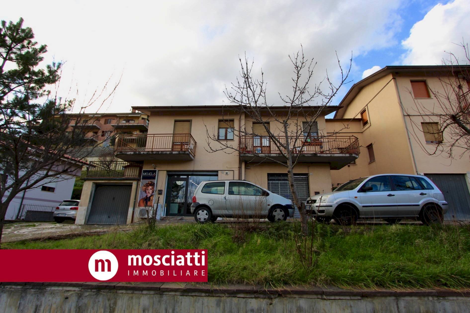 Foto 1 - Locale Commerciale Via G. Pascoli
 
63, Castelraimondo - foto 1