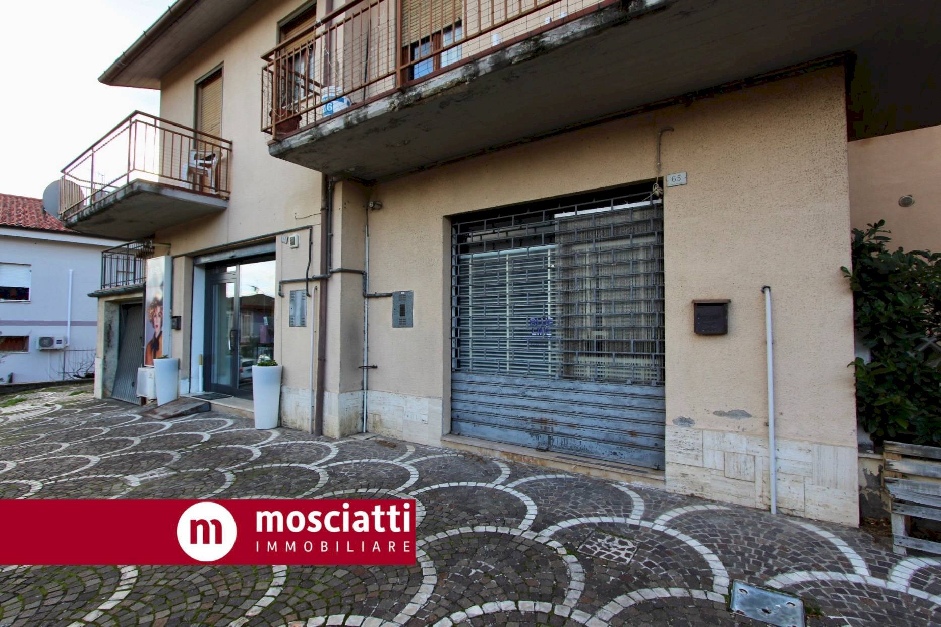 Foto 3 - Locale Commerciale Via G. Pascoli
 
63, Castelraimondo - foto 3