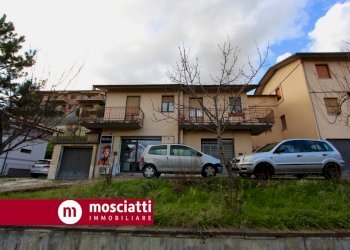 Foto 1 - Locale Commerciale Via G. Pascoli
 
63, Castelraimondo - foto 1