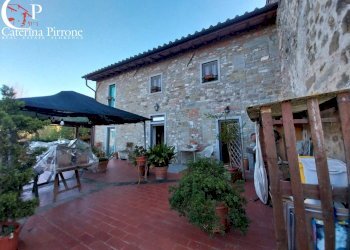 Vicchio vendesi porzione di colonica - Rustico via Ponte a Vicchio
 
10, Vicchio - foto 1