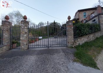 Vicchio vendesi porzione di colonica - Rustico via Ponte a Vicchio
 
10, Vicchio - foto 5