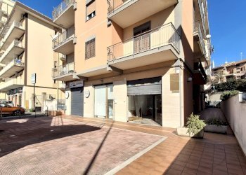 Foto 1 - Locale Commerciale Via Etnea
 
30, Gravina di Catania - foto 1