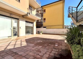 Foto 2 - Locale Commerciale Via Etnea
 
30, Gravina di Catania - foto 2