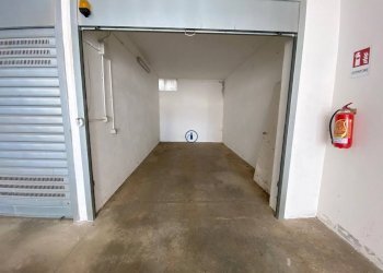 Foto 1 - Box Via Volta
 
36, Caserta - photo 1