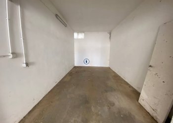 Foto 2 - Box Via Volta
 
36, Caserta - photo 2