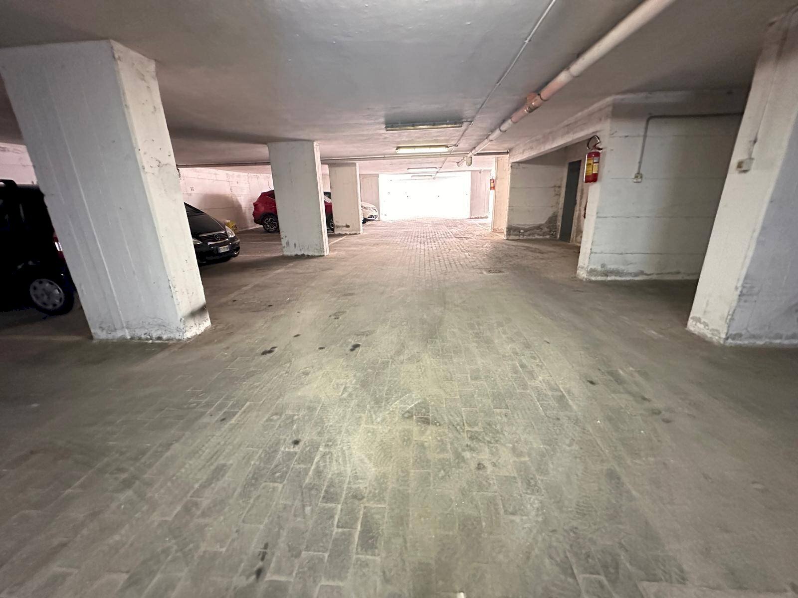 Foto 1 - Box Via Lupoli
 
38, Caserta - photo 1