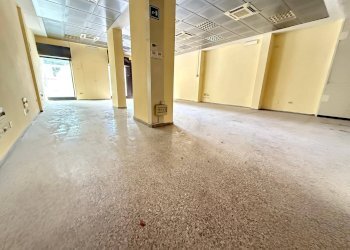 Foto 2 - Negozio VIA ACQUAVIVA
36 A, Caserta - foto 2