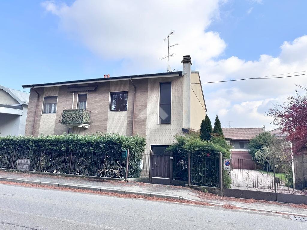 Four-room apartment Via Garibaldi, Binasco - photo 1