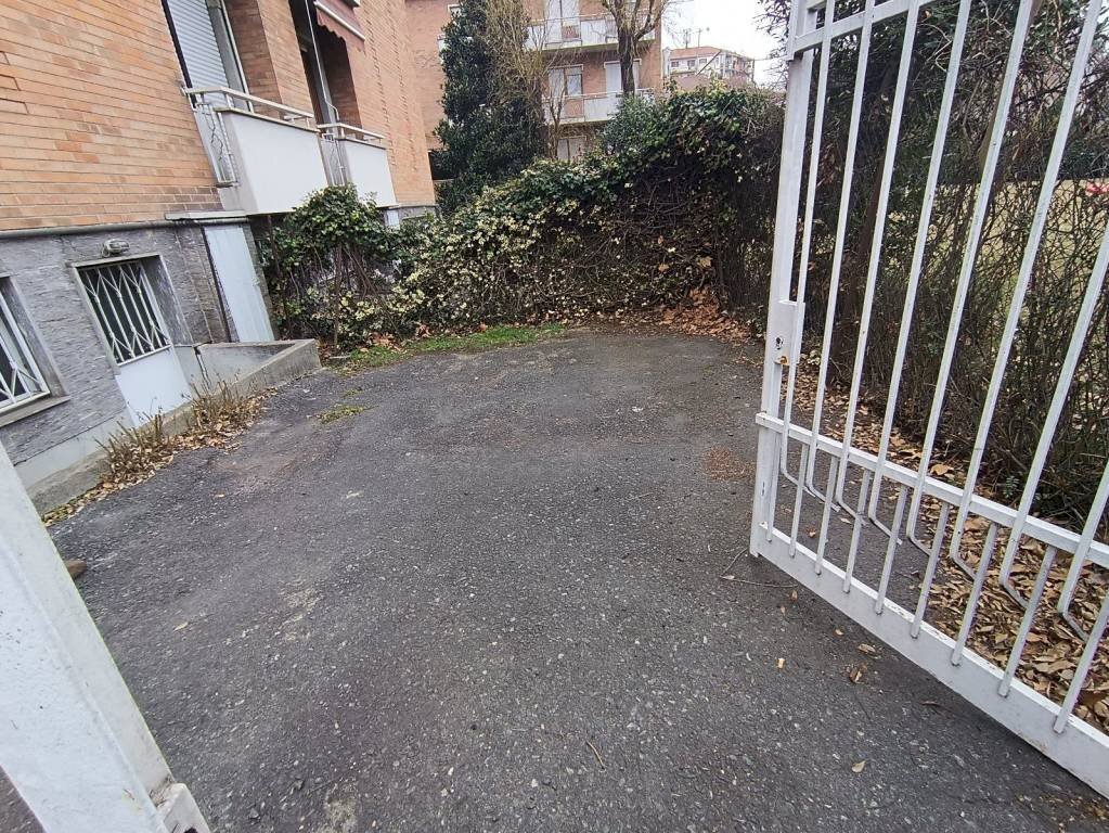 Dettagli esterno - Shop corso Potenza, 6, Torino - photo 2