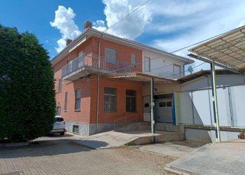 Cortile interno - Casa indipendente via Fenestrelle, 117, Rivalta di Torino - foto 2