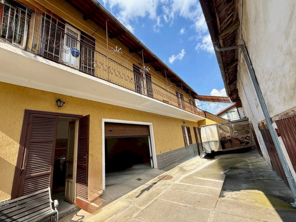 Facciata - Villa a Schiera via Pietro Sola Vescovo, 4, Carmagnola - foto 3