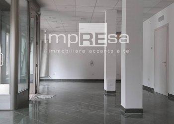 INTERNO - Locale Commerciale Via Olimpia, Paese - foto 1