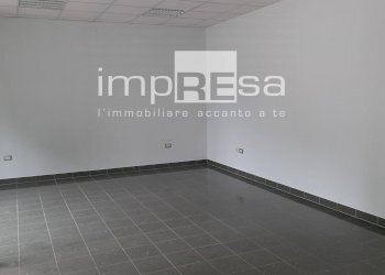 INTERNO - Locale Commerciale Via Olimpia, Paese - foto 4