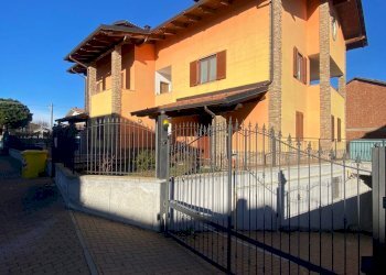 Foto 2 - Trilocale via san michele
 
12, Caluso - foto 2