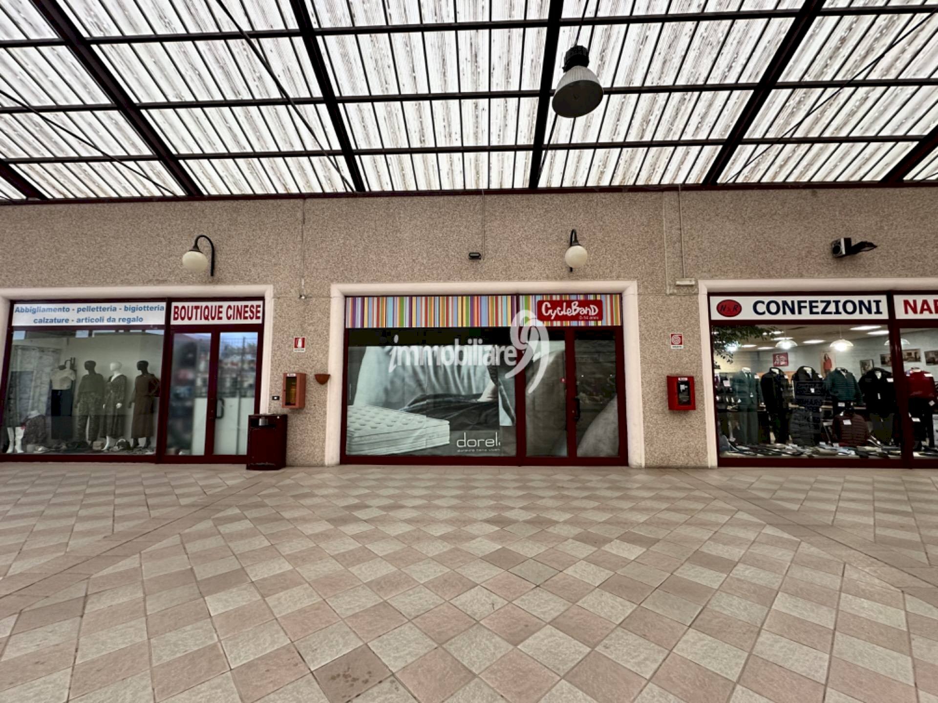 Foto 2 - Commercial Premises centro commerciale Amiternum, L'Aquila - photo 2