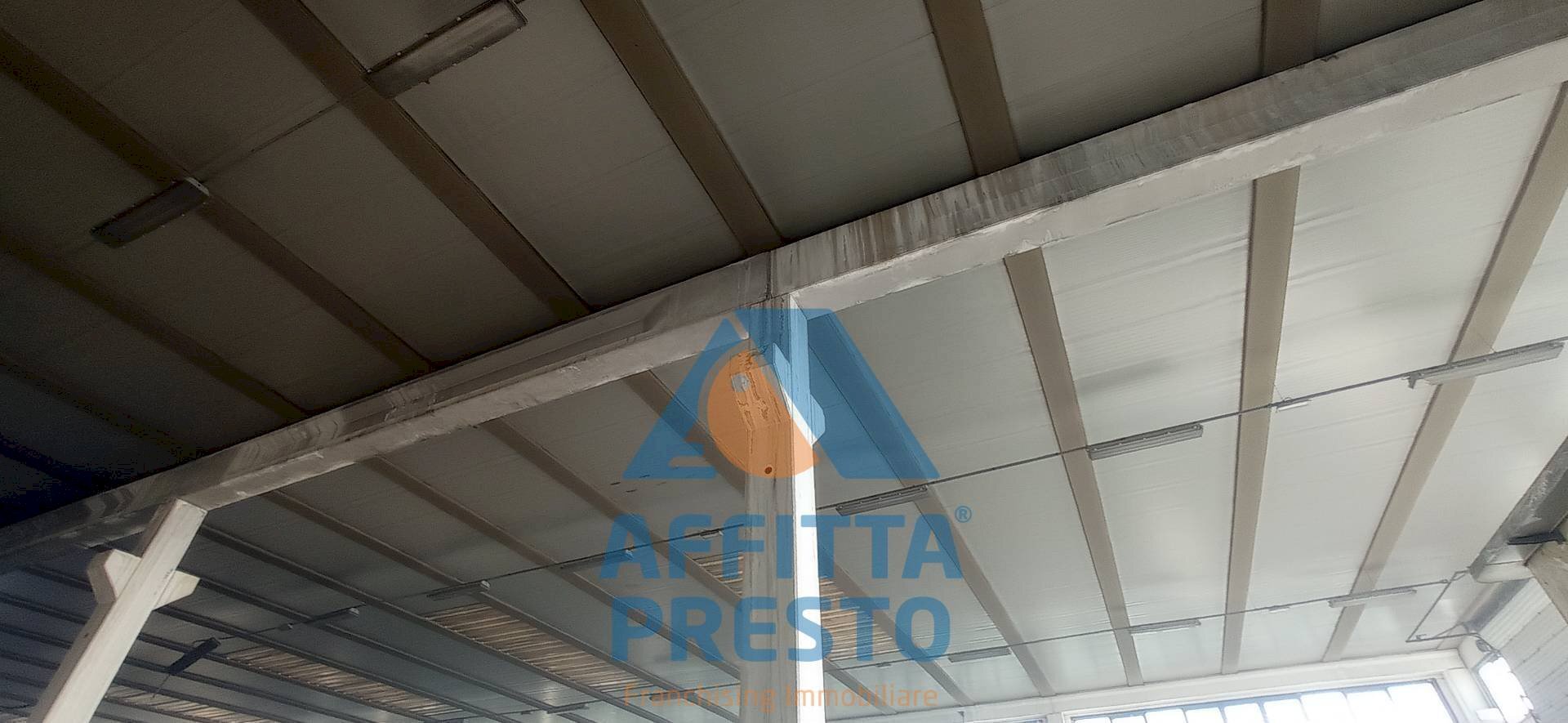 Foto 2 - Magazzino Piombino - foto 2