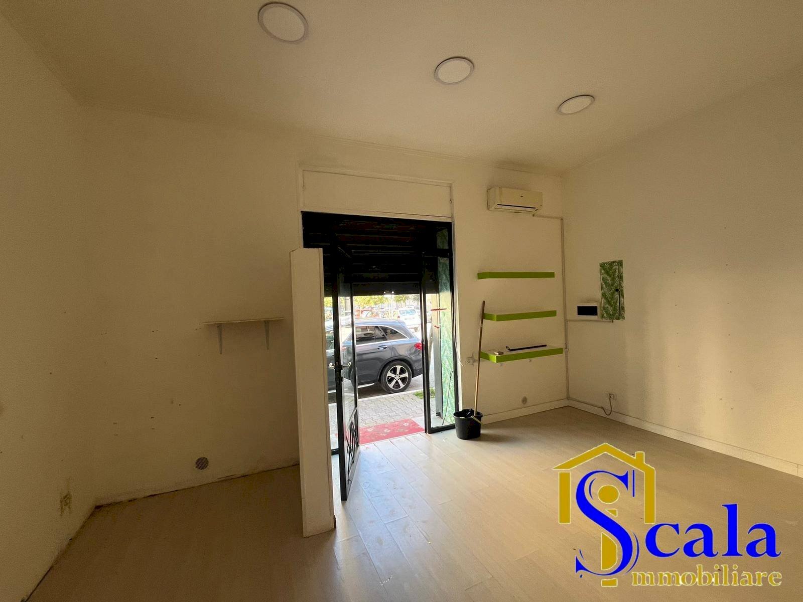 Foto 2 - Locale Commerciale via de gasperi, Santa Maria Capua Vetere - foto 2