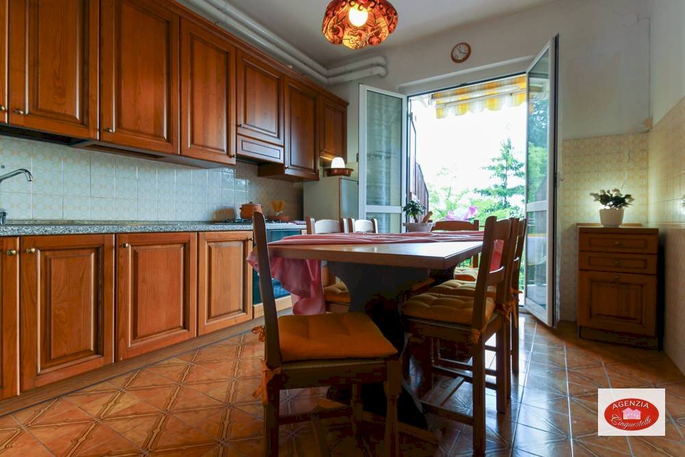 Cucina con balcone - Trilocale Loc. Reverdita
 
14, Stella - foto 1