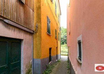 La via laterale con facciata laterale - Casa indipendente Centro Storico e Via G. B. Parodi
 
25, Stella - foto 29