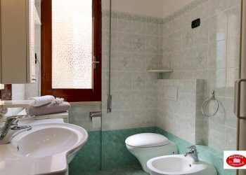Il bagno con box doccia - Villa Via Pero
 
116, Varazze - foto 25