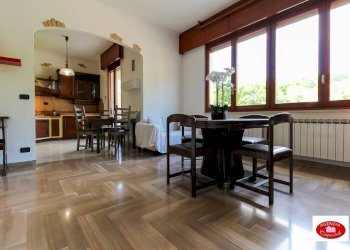 Il soggiorno con cucina a vista - Villa Via Pero
 
116, Varazze - foto 12