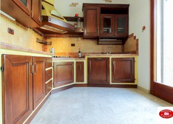 La cucina in muratura con elettrodomestici - Villa Via Pero
 
116, Varazze - foto 17