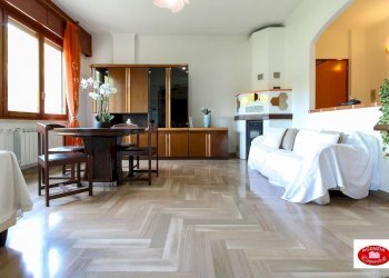 Il salone con caminetto a pellets - Villa Via Pero
 
116, Varazze - foto 14