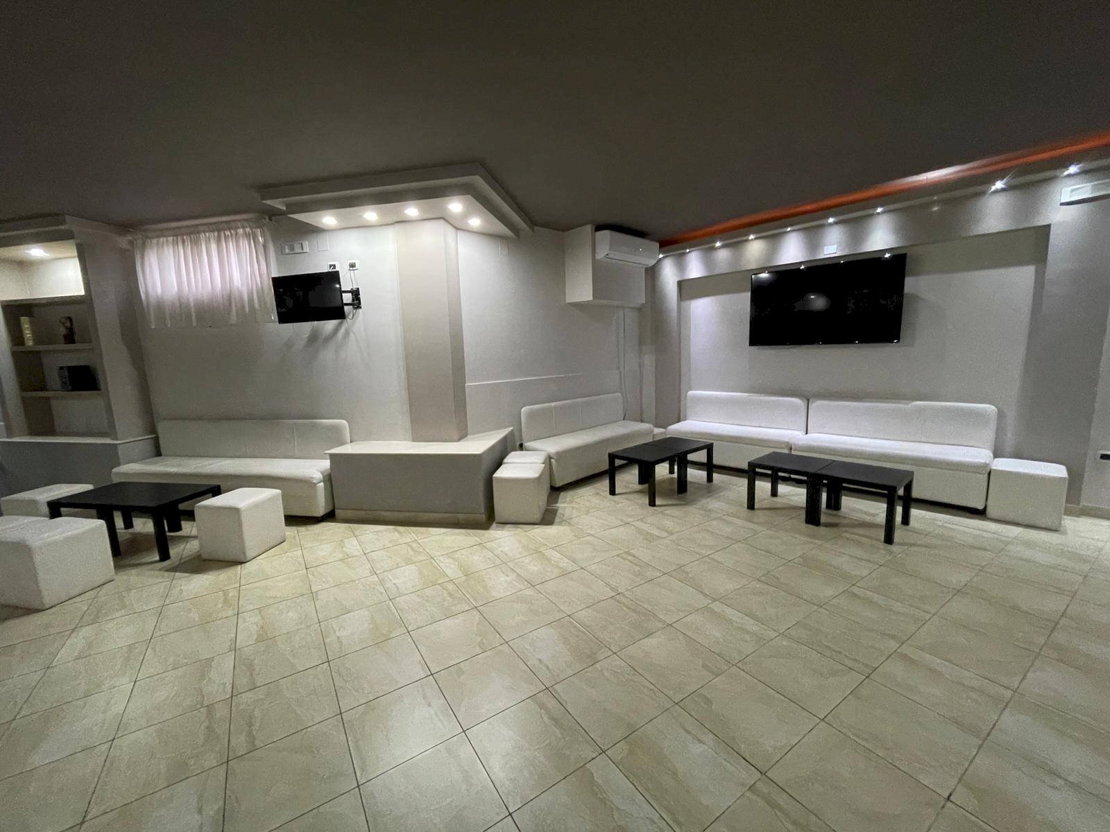 Foto 3 - Locale Commerciale Viale Elena
 
18, Ottaviano - foto 3