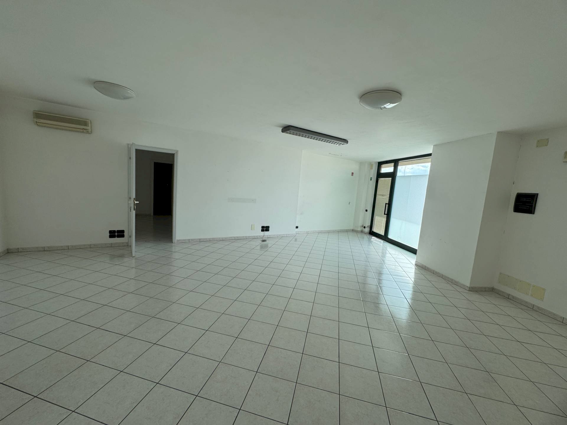 Foto 1 - Commercial Premises Via Mannocchi Tornabuoni
 
snc, Fermo - photo 1