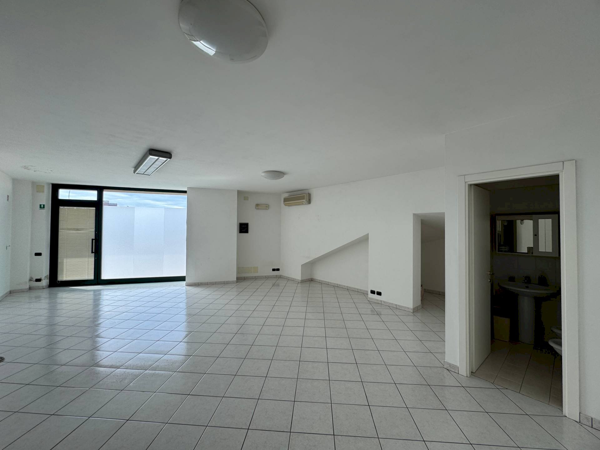 Foto 2 - Commercial Premises Via Mannocchi Tornabuoni
 
snc, Fermo - photo 2