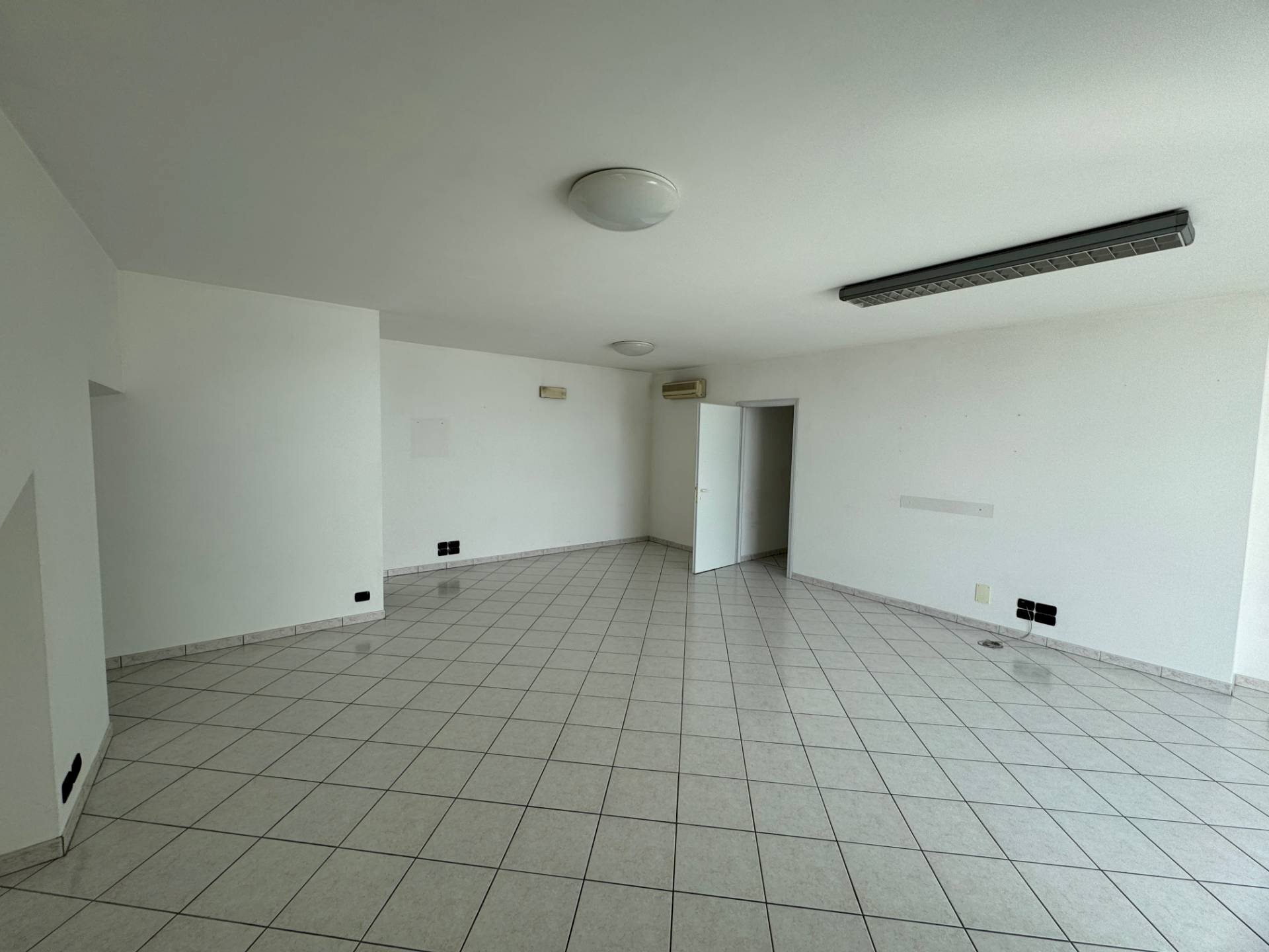 Foto 3 - Commercial Premises Via Mannocchi Tornabuoni
 
snc, Fermo - photo 3