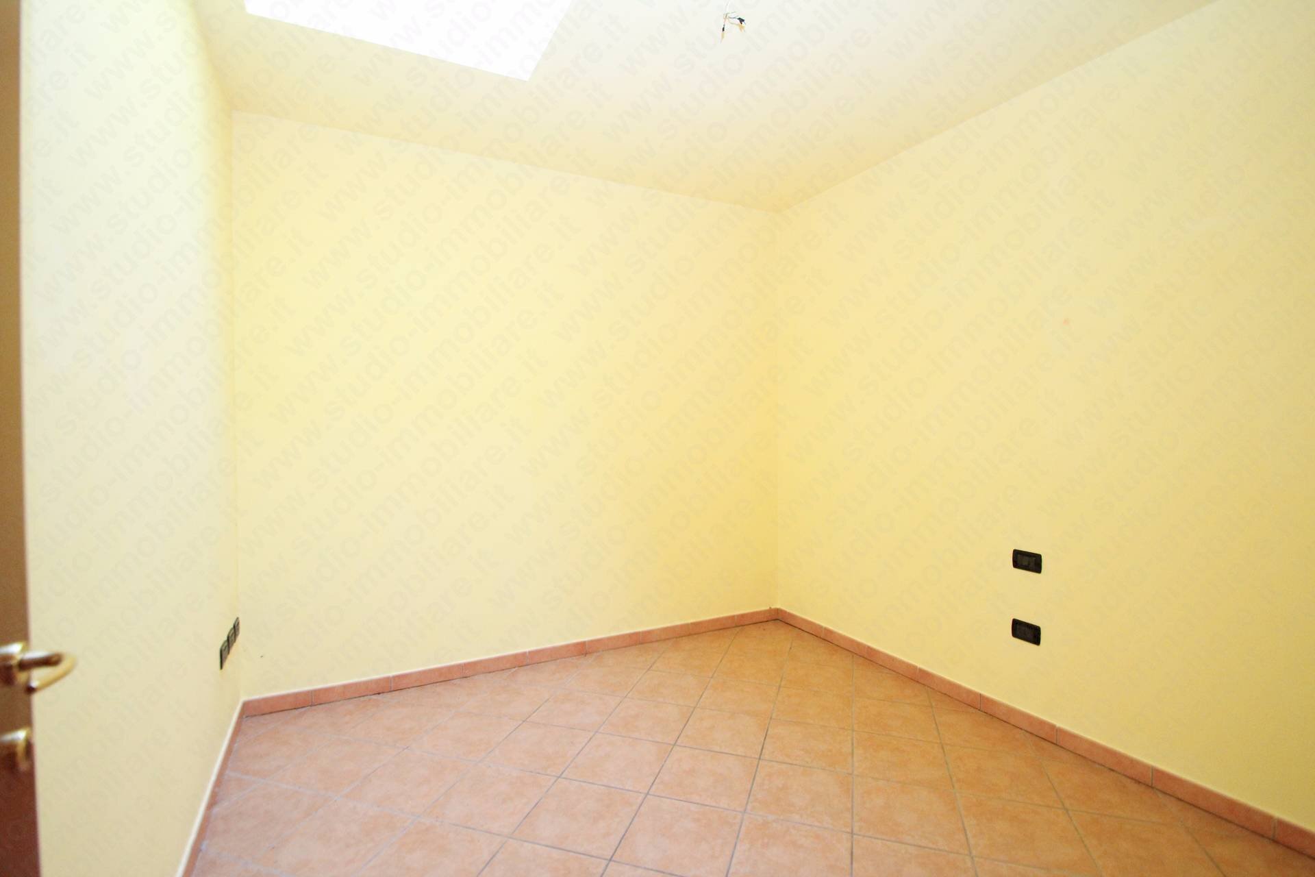 camera da letto - Trilocale via Livia Bianchi, Melara - foto 3