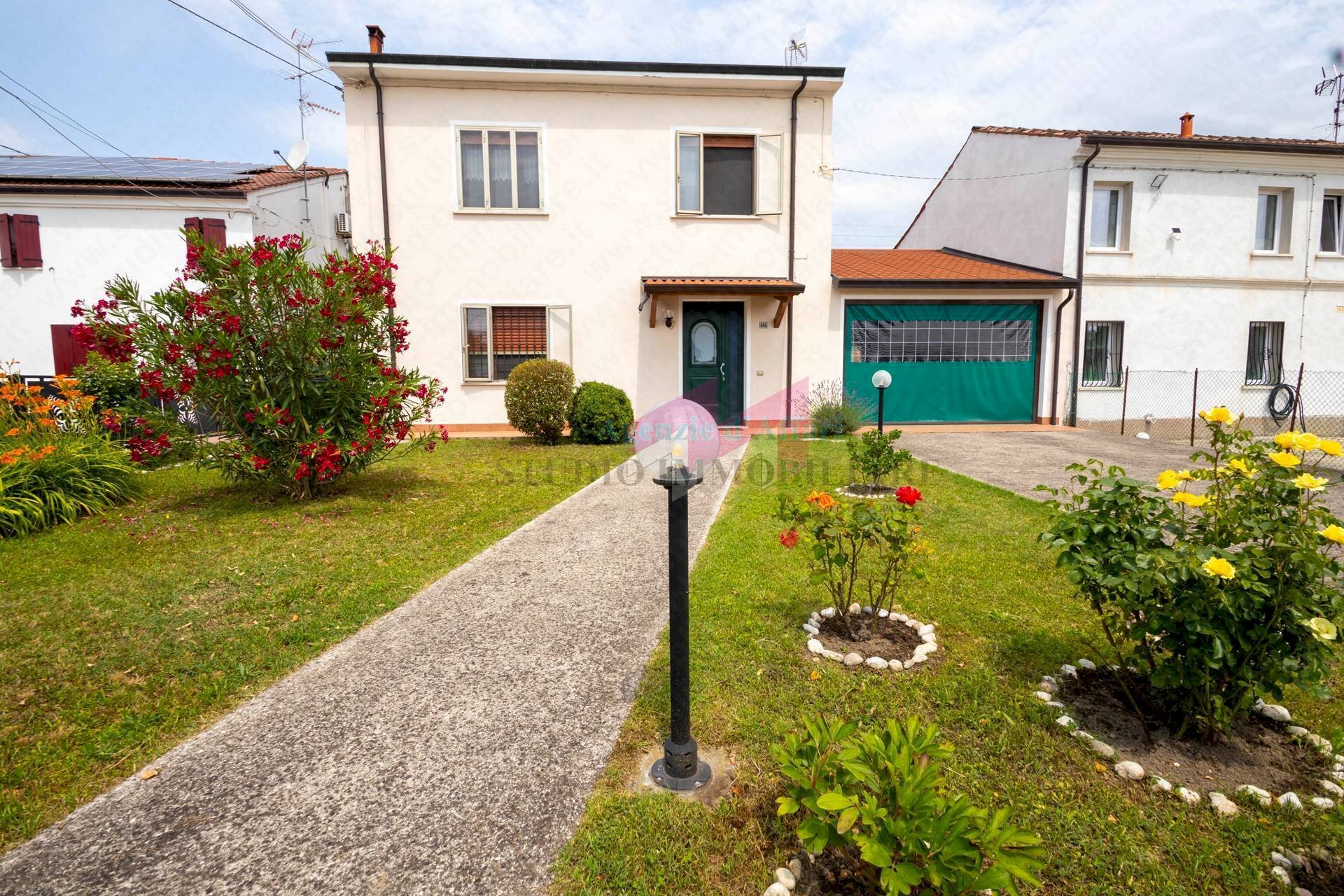 Foto 1 - Villa a Schiera via Api
 
485, Bergantino - foto 1