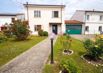 Foto 1 - Villa a Schiera via Api
 
485, Bergantino - foto 1