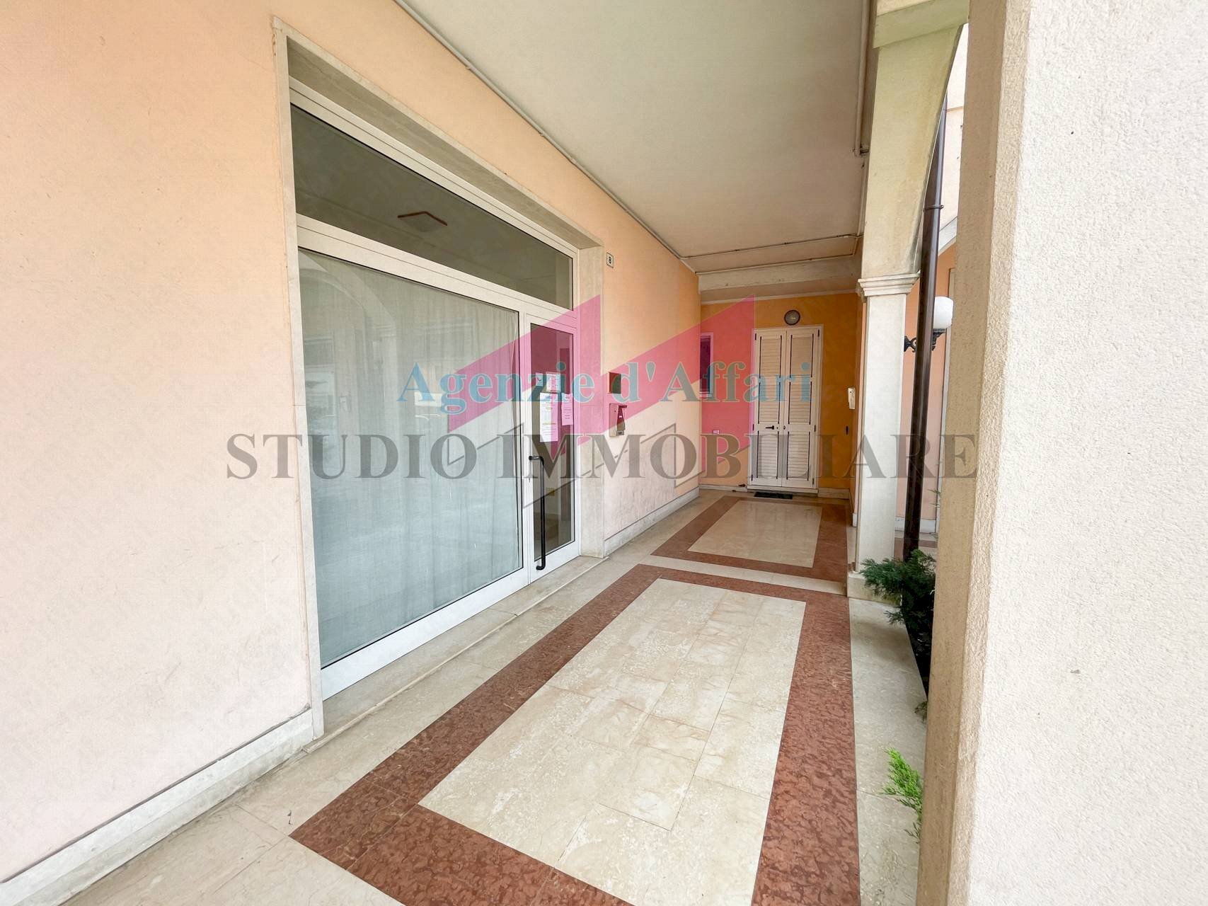 Foto 2 - Negozio Piazza Ragazzi, Castelmassa - foto 2